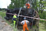 Wojskowa cysterna wylądowała w rowie na drodze serwisowej przy budowie S3 [ZDJĘCIA]