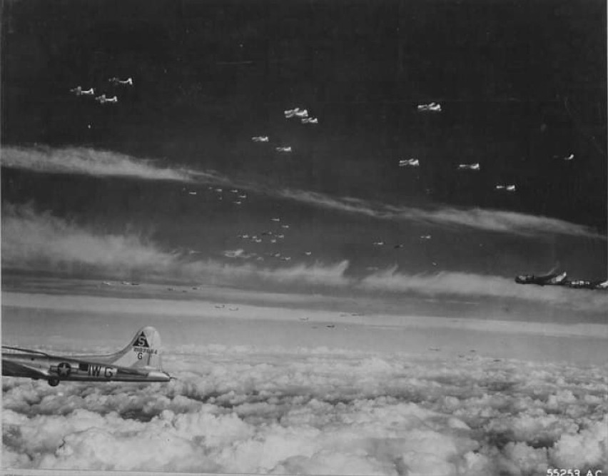 Formacja bombowców B-17 w drodze nad Police w kwietniu 1944...
