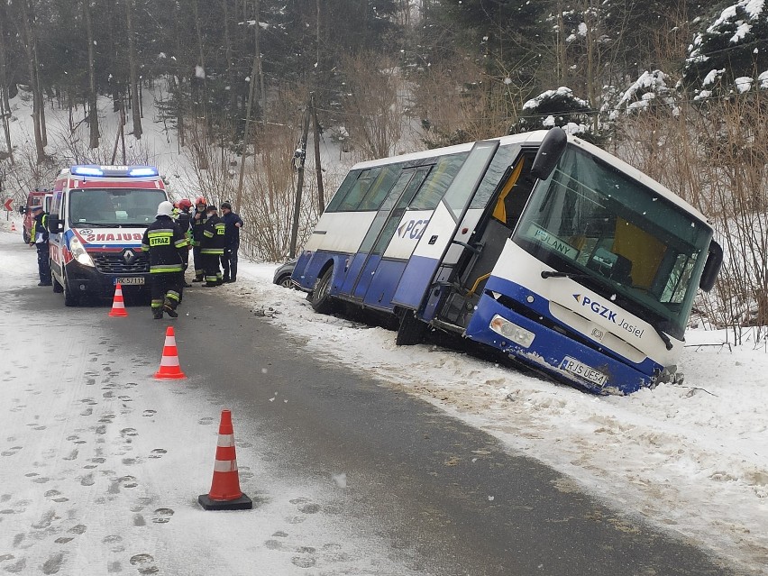 Zderzenie autobusu z samochodem osobowym. Trwa akcja ratunkowa [ZDJĘCIA]