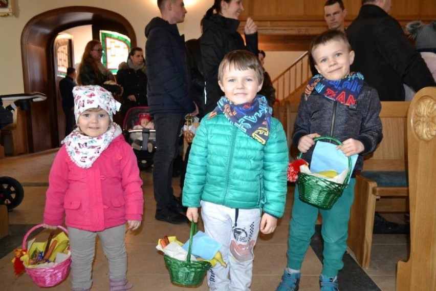 Święcenie pokarmów w parafii w Kiełpinie