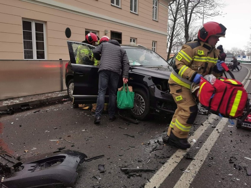 Wypadek na ul. Krakowskiej w Przeworsku. Pijany kierowca BMW uderzył w volkswagena tiguana. Do szpitala zabrano 4 osoby! [ZDJĘCIA]
