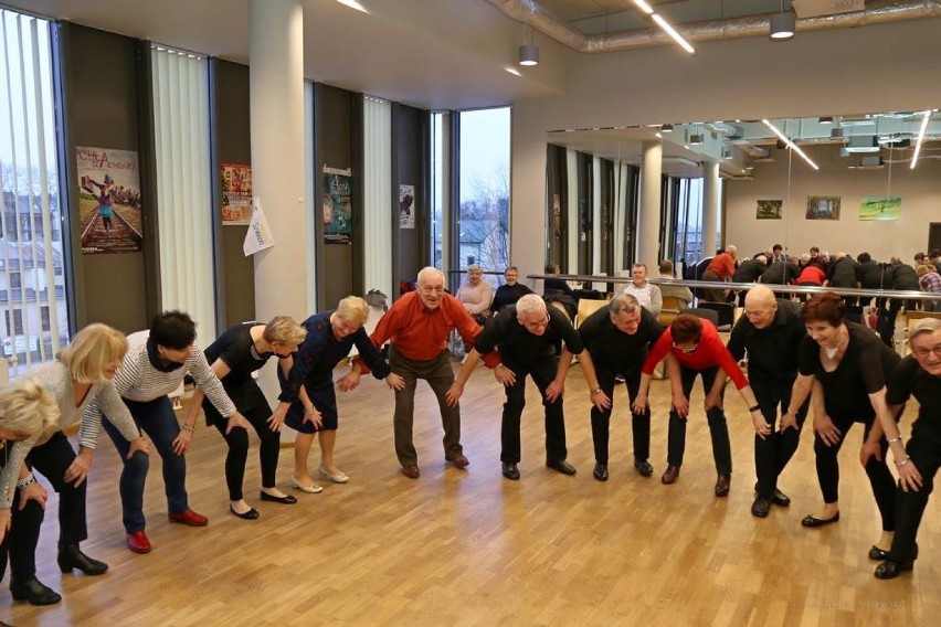 Suwalscy seniorzy na parkiecie. Były kaczuszki i taniec pingwina [ZDJĘCIA]