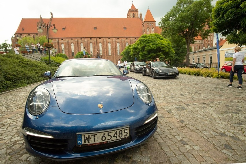 Parada Porsche przejechała przez Kwidzyn! Pojazdy podziwiać można było na placu Jana Pawła II [ZDJĘCIA]