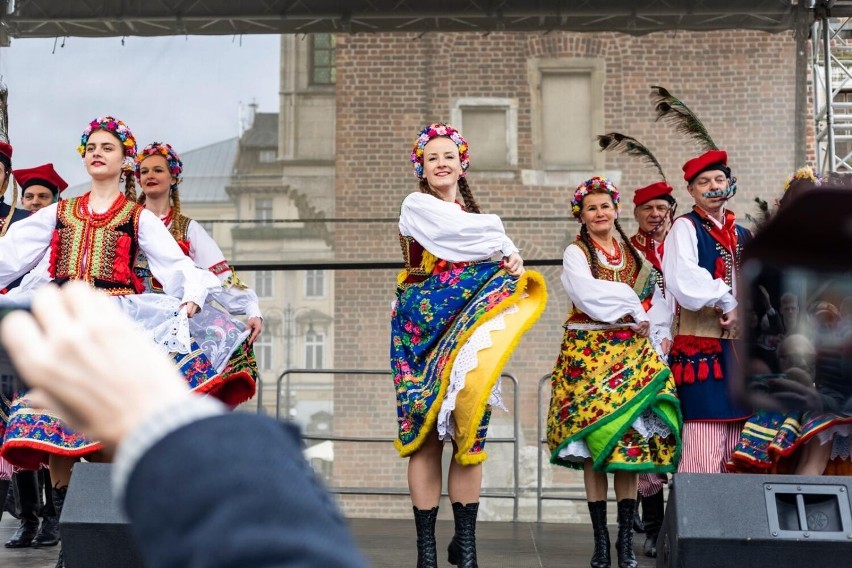 Występ Zespołu Pieśni i Tańca "Krakowiacy" otworzył jarmark...