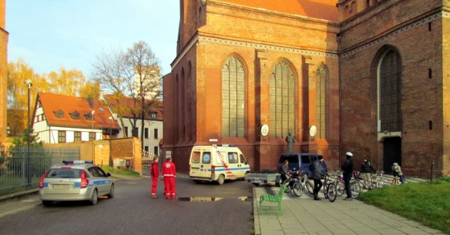 Policja, ambulans i w&oacute;z techniczny jako zabezpieczenie rajdu przed bazyliką św. Brygidy