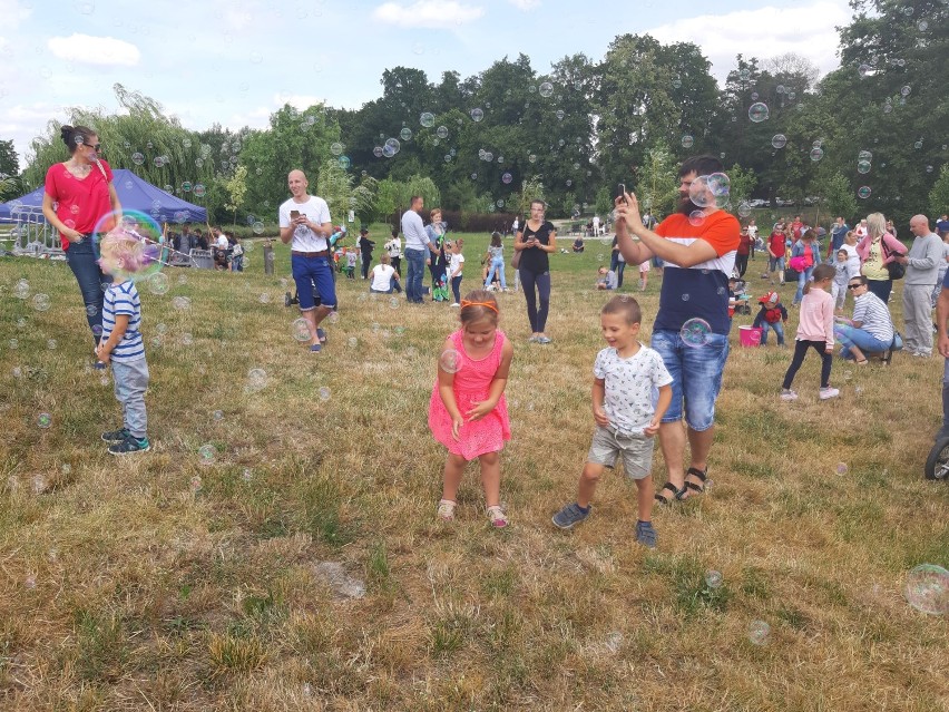 Bańki mydlane nad oleśnickimi stawami        