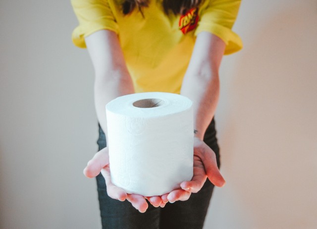 Rolka papieru toaletowego wydaje się absolutnie zwyczajna i pospolita. Tymczasem nie zawsze tak było.