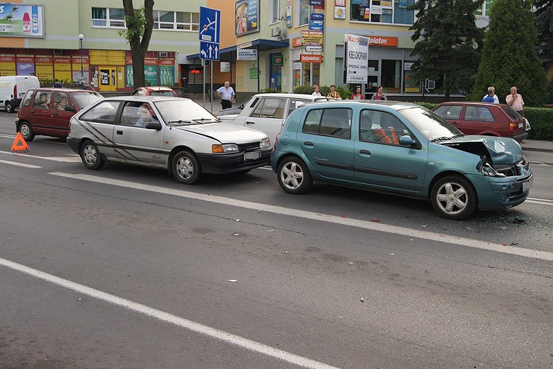 Karambol na ulicy Górnośląskiej w Kaliszu. Zderzyło się pięć aut. ZDJĘCIA, FILM
