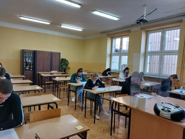 Uczniowie liceum imienia Marii Curie-Skłodowskiej w Kazimierzy Wielkiej uznali, że matura próbna z języka angielskiego była najłatwiejsza w porównaniu do innych przedmiotów.