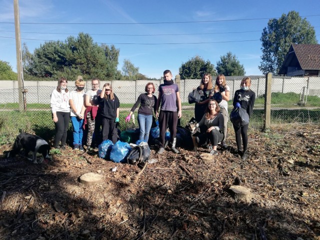 Wspólne sprzątanie terenu koło szkoły i integracja pierwszaków z ZSCKR w Bobowicku