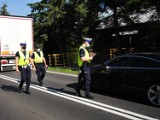 Jasielscy policjanci dbają o bezpieczeństwo na przejazdach kolejowych. Do 28 sierpnia prowadzą akcję "Bezpieczny piątek" [ZDJĘCIA]