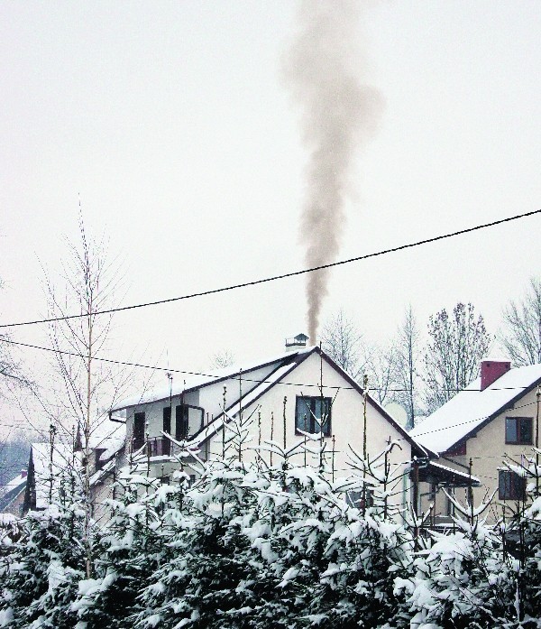 Dym z domowych kominów pozostaje nad kotliną znacznie dłużej niż nad innym terenem