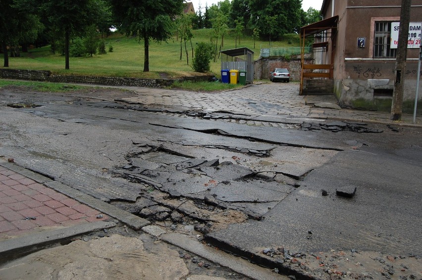 Po nawałnicy: Powyrywany asfalt na Górnej