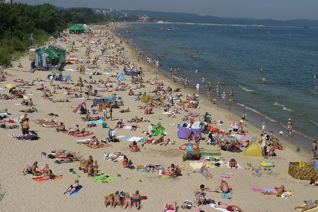 Gdańsk Jelitkowo. Plaża była kiedyś miejscem pracy dla wielu rybaków. Dziś chętnie odwiedzana przez turystów