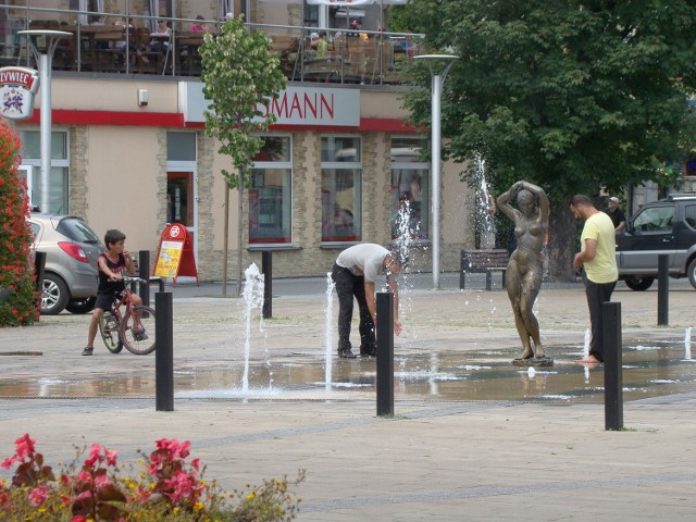 Fontanna w centrum Andrychowa, przy placu Mickiewicza, w której chłodzą się Romowie . Właśnie w centrum miasta w lokalach komunalnych mieszka największa grupa Romów