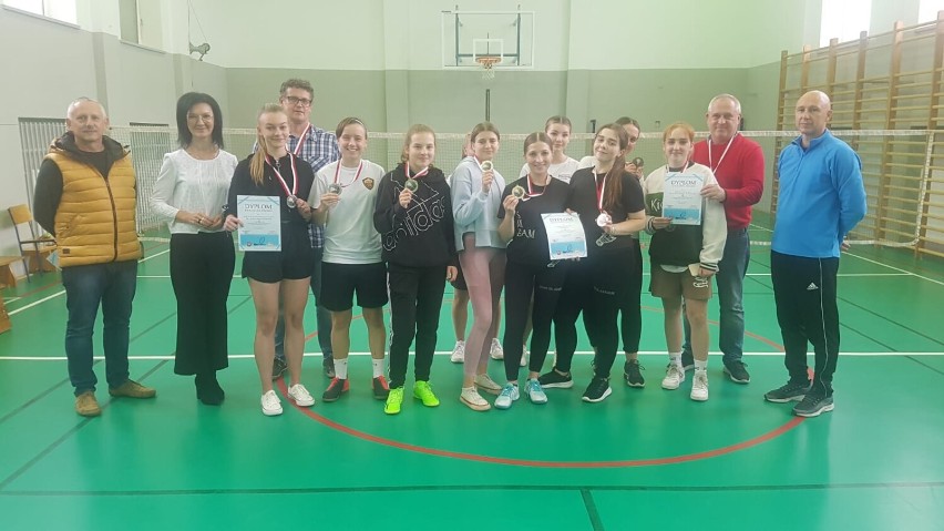 Drużyny dziewcząt z ZS nr 1 i chłopców z II LO najlepsze w mistrzostwach powiatu wieluńskiego w badmintonie
