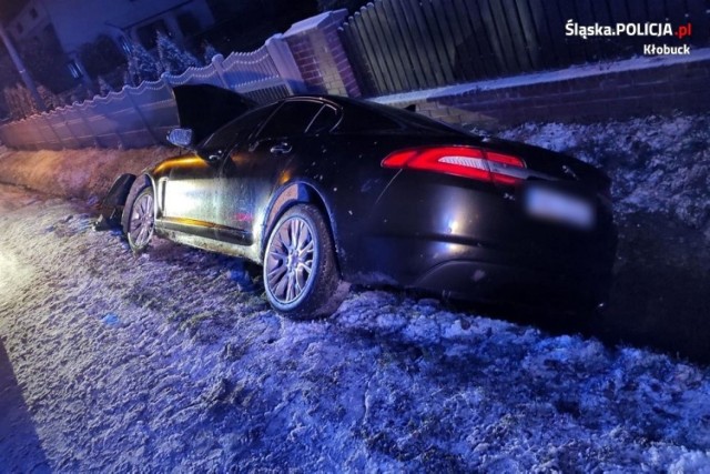 Pijany kierowca jaguara wjechał w Pacanowie do rowu. Wcześniej był sprawcą kolizji