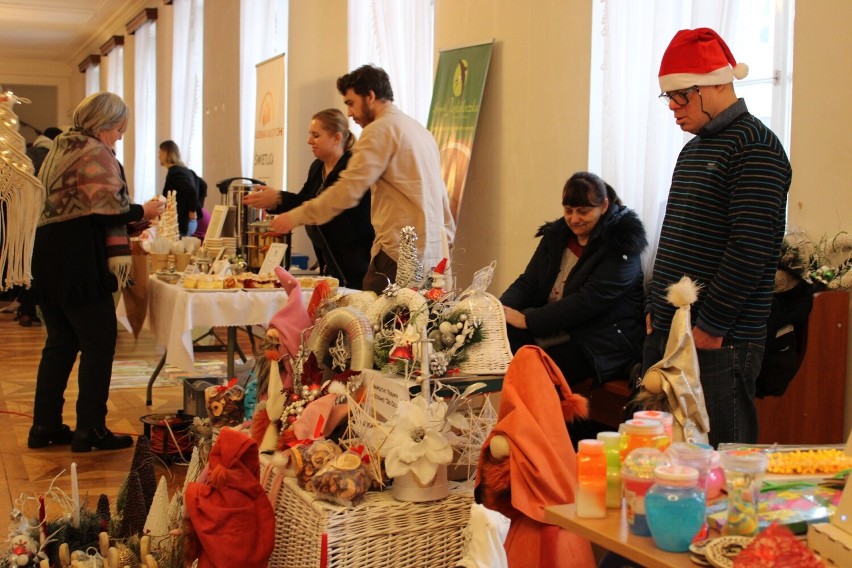 Kiermasz świąteczny w Urzędzie Miejskim w Radomiu. W piątek można kupić ozdoby świąteczne, prezenty. Zobaczcie zdjęcia z drugiego dnia