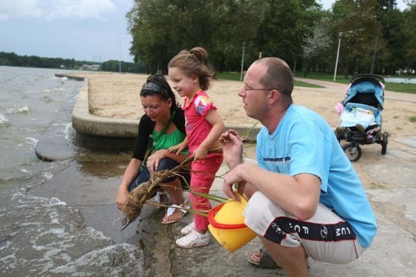 Paulina i Marcin Morozowie z córką Wiktorią w Paprocanach