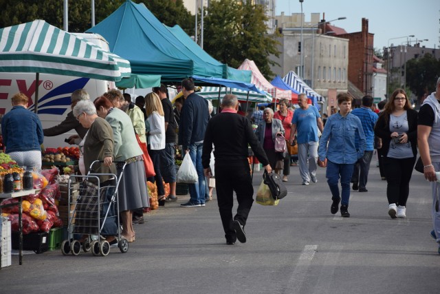 Handel na drodze na targowisku wciąż się odbywa mimo nakazu inspektora nadzoru budowlanego