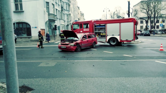 Po godzinie 9 doszło do kolizji przy skrzyżowaniu ulicy Gdańskiej i alei Adama Mickiewicza. Opel Astra znalazł się na torowisku i zablokował ruch tramwajowy.

Jedna osoba została ranna i przewieziono ją do szpitala.

Na razie nie wiadomo co było dokładną przyczyną zdarzenia. Samochód znalazł się na środku drogi, przez co uniemożliwił ruch wszystkim tramwajom, które kursują ulicą Gdańską. 

Na miejscu jest jeden zastęp strażaków, policja oraz pogotowie ratunkowe.

Zarząd Dróg Miejskich i Komunikacji Publicznej w Bydgoszczy na czas usuwania skutków zdarzenia przygotował zmiany w organizacji ruchu. Tramwaje 1 i 10 tymczasowo kursują na Babią Wieś, 2 i 6 do Wyścigowej, a 4 do Rycerskiej. Ponadto linie autobusowe 71 i 77 w kierunku Morskiej kursują przez ulice Śniadeckich i Markwarta do r. Ossolińskich, a linia 67 jeździ objazdem przez Gdańską, Chocimską i Pomorską.

Wkrótce więcej informacji.


