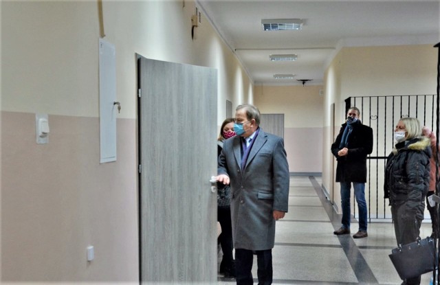 Władze Olkusza podczas wizytacji szkoły w Zedermanie po zakończeniu w niej prac remontowych.