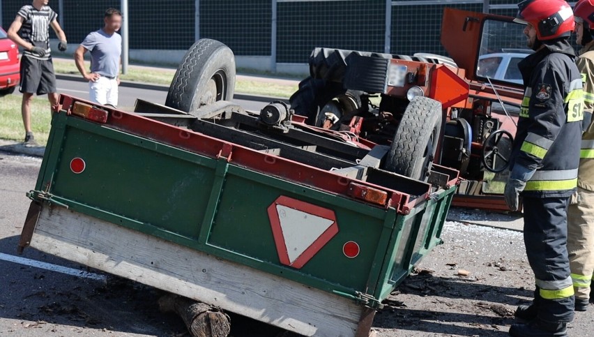 Na obwodnicy Przemyśla przewrócił się traktor z przyczepą [ZDJĘCIA, WIDEO]