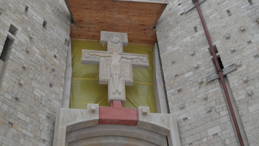 Krzyż nad wejściem głównym, rzeźbiarskie dzieło o. Wawrzyńca...