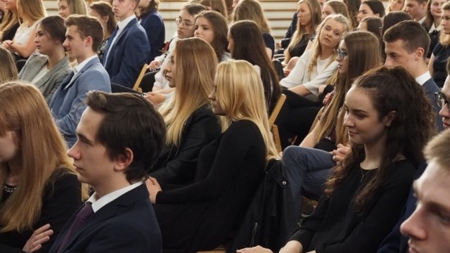 W I Liceum Ogólnokształcącym w Koszalinie tegoroczni maturzyści odebrali świadectwa we wtorkowe popołudnie