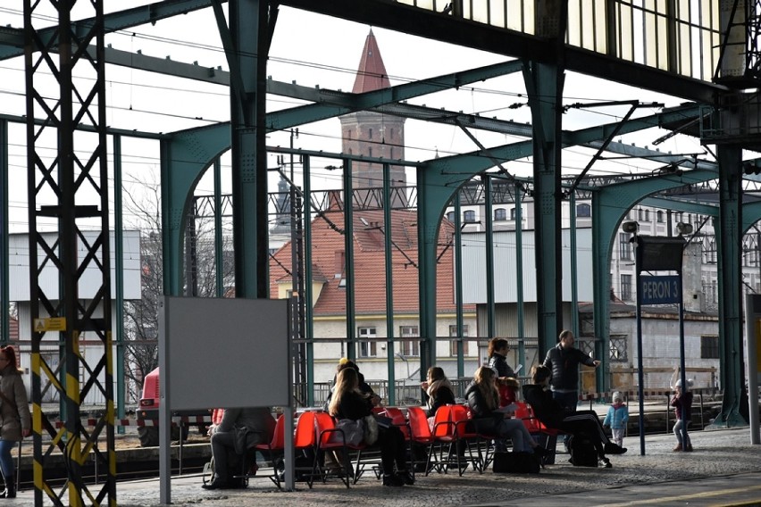 Remont dworca w Legnicy,  perony zamknięte dla podróżnych.