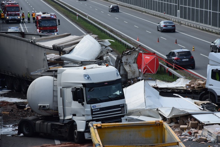 Wypadek na autostradzie A4. Zderzyło się kilka ciężarówek, są ofiary [ZDJĘCIA]