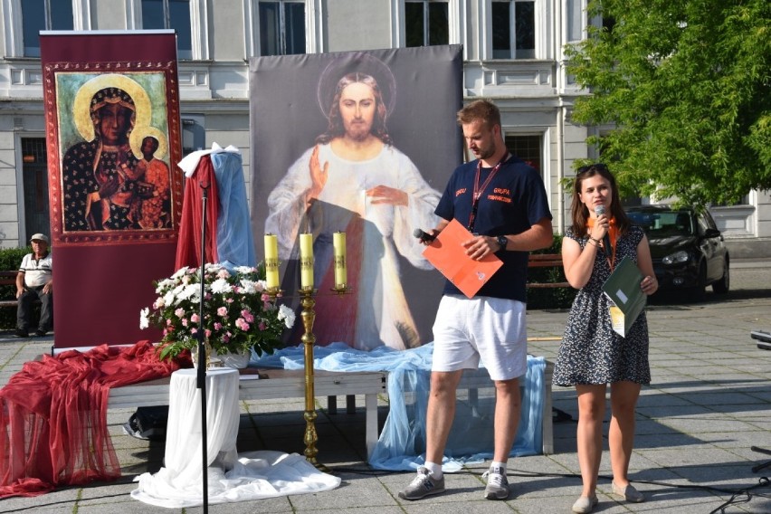 Grupa Pomarańczowa zapraszała na pielgrzymkę i odtańczyła belgijkę na wągrowieckim Rynku [ZDJĘCIA i FILM] 