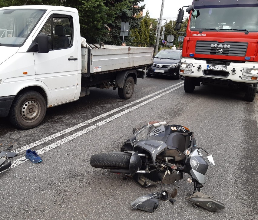 Groźny wypadek w Chrzanowie. Motocyklista wpadł pod ciężarówkę