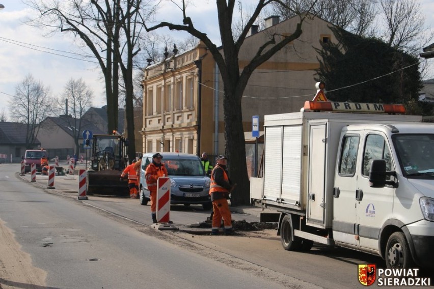 Przebudowa powiatowych dróg w Sieradzu. Targowa gotowa, na Krakowskim Przedmieściu prace trwają. Kiedy koniec? (zdjęcia)