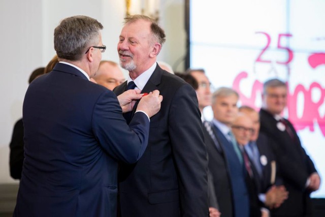 Prezydent RP Bronisław Komorowski odznacza Jana Bartmińskiego.