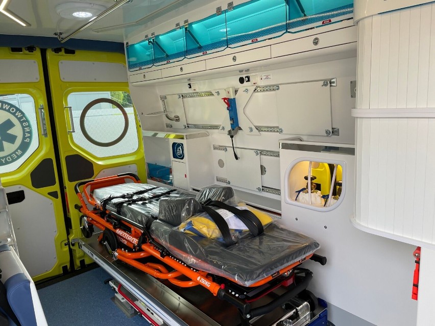 Szpital Powiatowy w Radomsku ma dwa nowe ambulanse. Zastąpią najbardziej wysłużone karetki