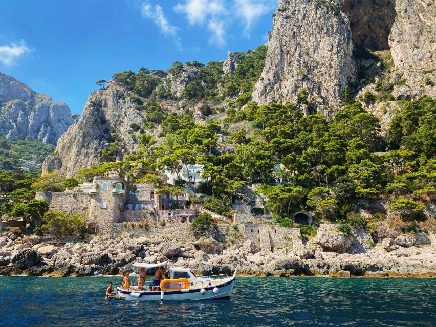 Słoneczna wyspa Capri u wybrzeży Włoch, naprzeciw Neapolu,...