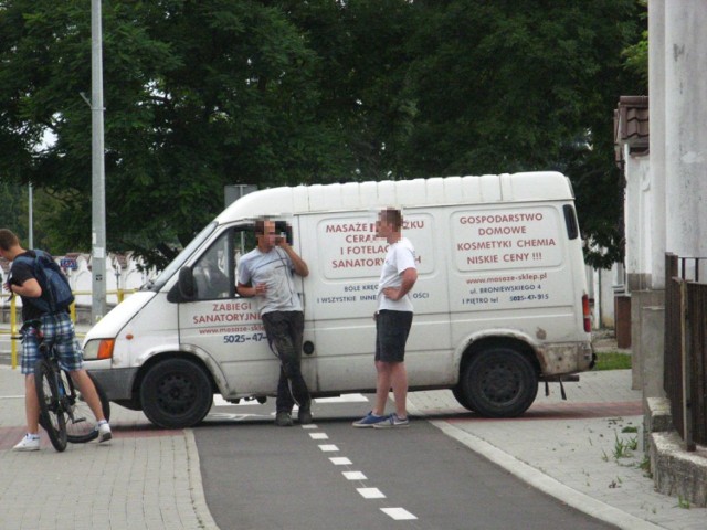 Panowie pomylili drogę rowerową przy ul. Konstytucji 3 Maja z parkingiem.