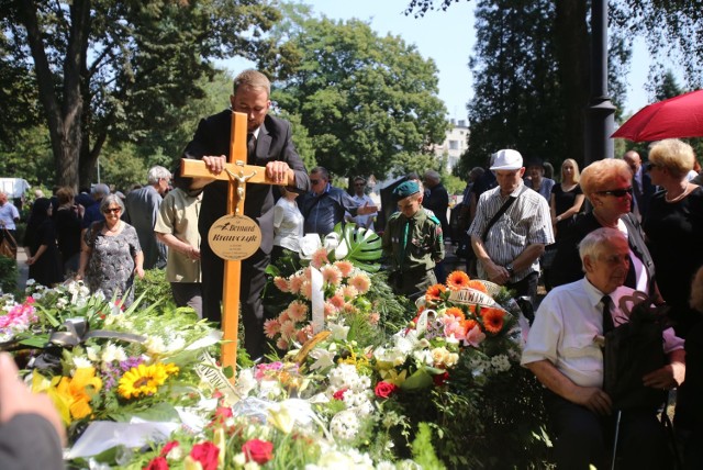 Bernard Krawczyk, aktor Teatru Śląskiego w Katowicach, zostanie pochowany w Panewnikach. Uroczystości pogrzebowe rozpoczęły się dziś o godz. 10 w bazylice św. Ludwika Króla i Wniebowzięcia Najświętszej Maryi Panny w Panewnikach. Aktor spocznie na panewnickim cmentarzu. Wybitnego aktora żegnają bliscy i przyjaciele. ZOBACZCIE ZDJĘCIA