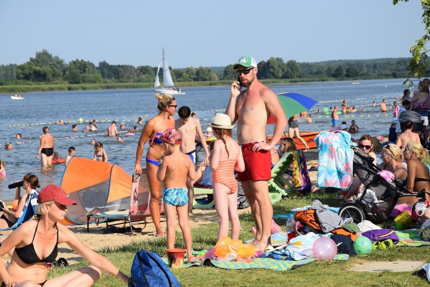 Mieszkańcy uwielbiają plażować nad zalewem Dojlidy