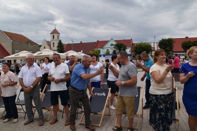 Zabawa "Na ludowo" w Książu Wielkopolskim. Nie brakowało dobrego humoru i śmiechu na ksiąskim rynku