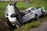 Koszmarne zderzenie koło Kamionej na drodze Głogów -  Żukowice. Dwa auta w rowie. Jedna osoba w szpitalu