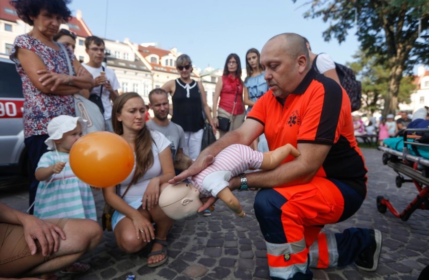 Seniorzy otrzymali klucze do miasta. W Rzeszowie odbył się finał akcji "Jedź ostrożnie – na swój pogrzeb jeszcze zdążysz" [ZDJĘCIA]