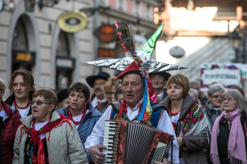 Życzenia świąteczne na święta: idealne świąteczne życzenia na Boże Narodzenie do wysłania SMS-em oraz krótkie i rymowane wierszyki [25.12]