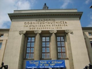 1919 – Założono Akademię Górniczo-Hutniczą w Krakowie.