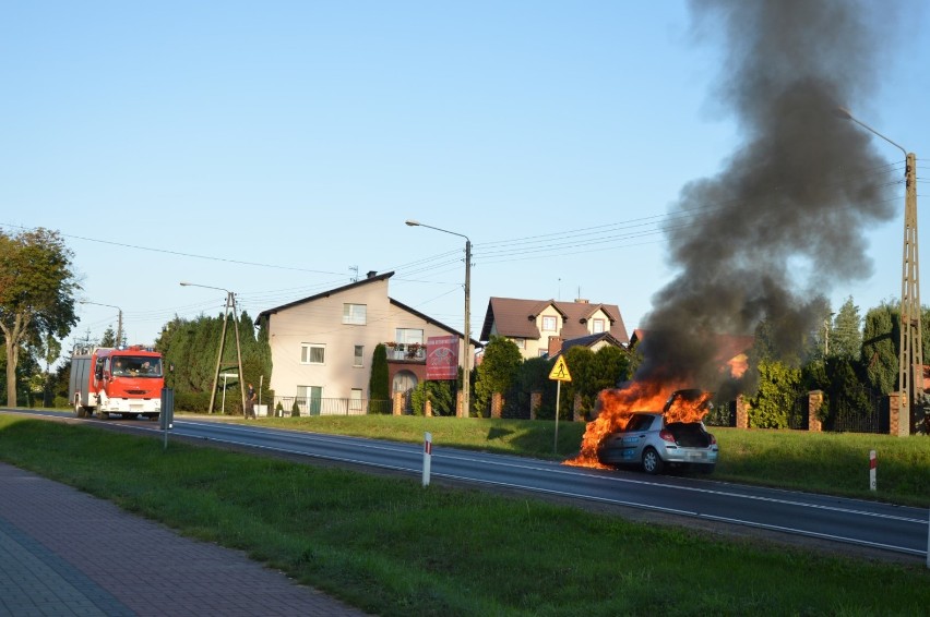 Płonące auto na ulicy Wojska Polskiego w Człuchowie