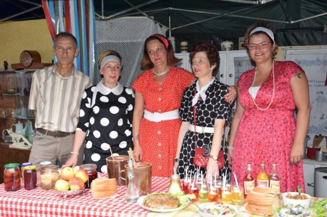 Festyn zorganizowany w Oleśnicy (gm. Chodzież) pozwalał na chwilę przenieść się w czasy PRL i przypomnieć sobie tamte przysmaki oraz realia. Wszystko oczywiście z lekkim przymrużeniem oka!