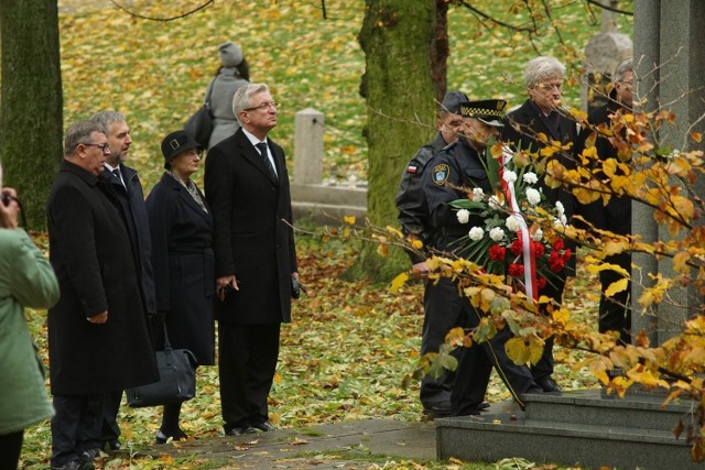 W południe władze złożyły kwiaty na Cmentarzu Zasłużonych Wielkopolan