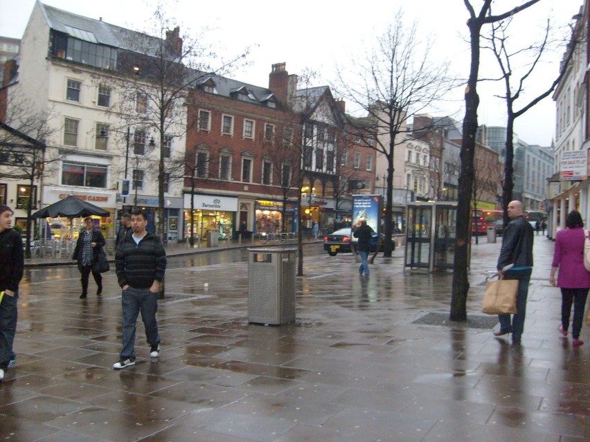 Mokre ulice Nottingham po często padającym tu deszczu.  Fot....