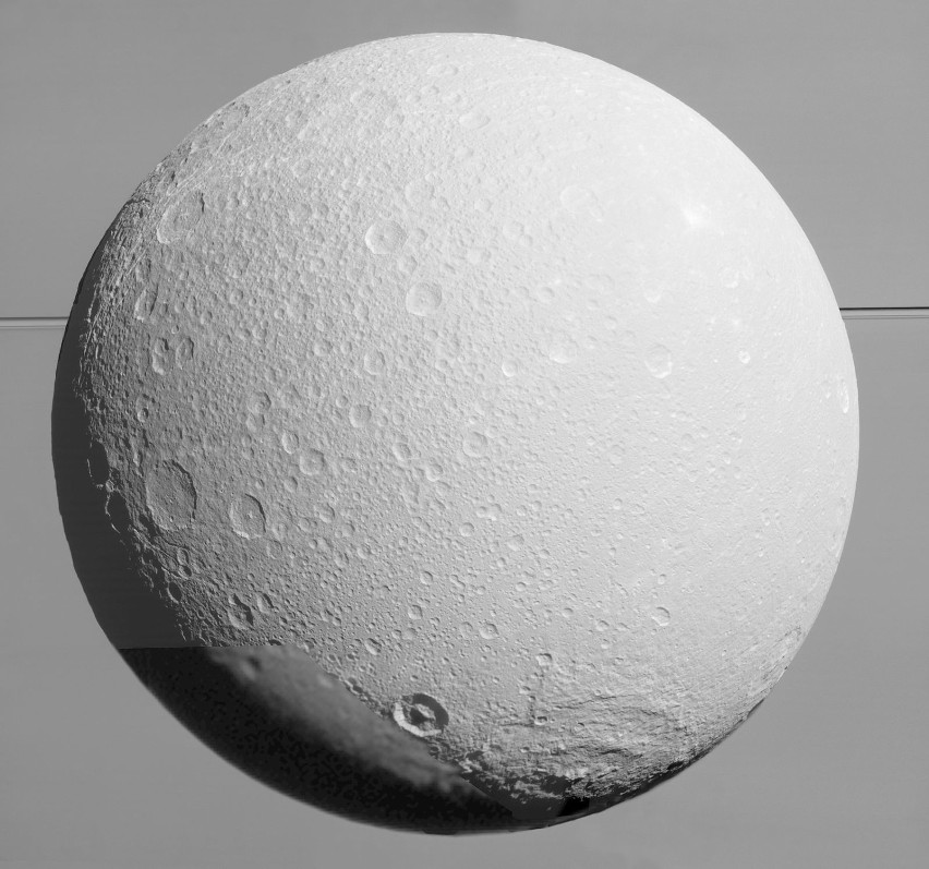 Sonda Cassini przysłała na Ziemię zdjęcia księżyca Saturna. Zobacz, jak wygląda Dione (zdjęcia)